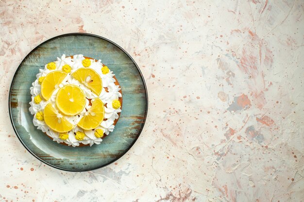 Gâteau vue de dessus avec crème pâtissière blanche et tranches de citron