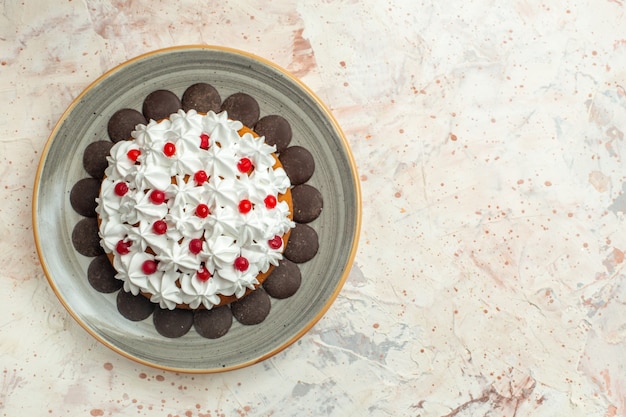 Photo gratuite gâteau vue de dessus avec crème pâtissière