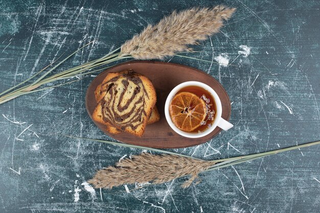 Gâteau de zèbre fait maison et tasse de thé sur fond de marbre. Photo de haute qualité