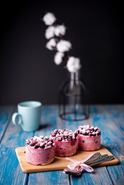 Gâteaux aux fruits de Saint Valentin avec des fleurs et des couverts