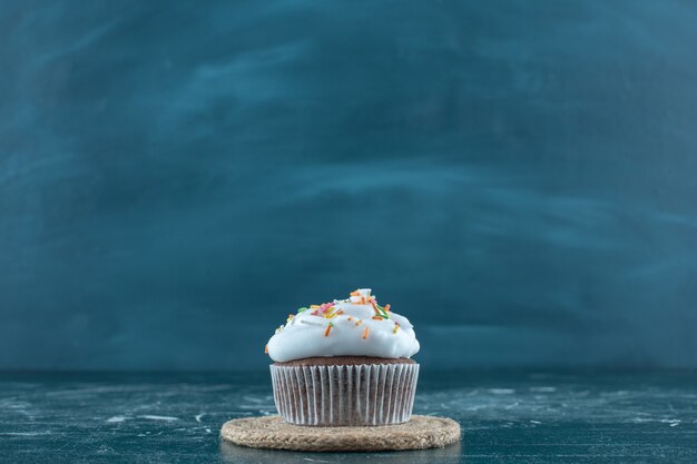 Gâteaux brownie à la crème sur un dessous de plat , sur fond bleu. photo de haute qualité