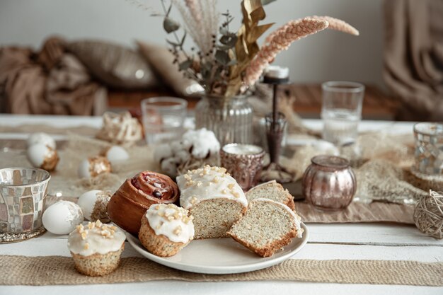 Gâteaux faits maison fraîchement préparés sur une table de fête.