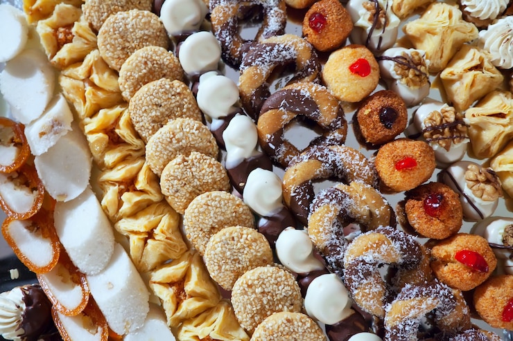 Gâteaux fantaisie sur table de banquet