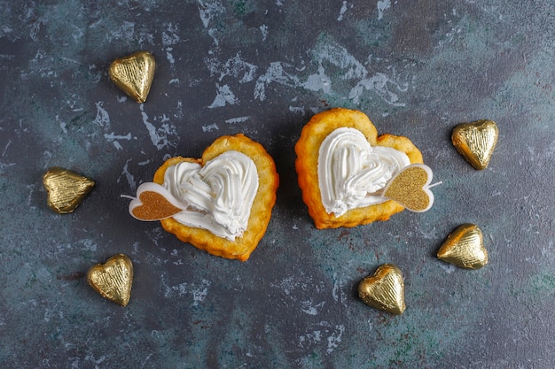 Gâteaux en forme de coeur pour la Saint-Valentin.