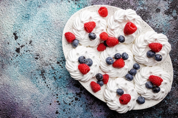 Photo gratuite gâteaux de meringues aux baies