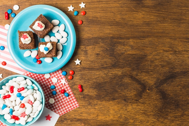 Gâteaux patriotiques festifs avec des bonbons pour la fête de l&#39;indépendance sur une table en bois