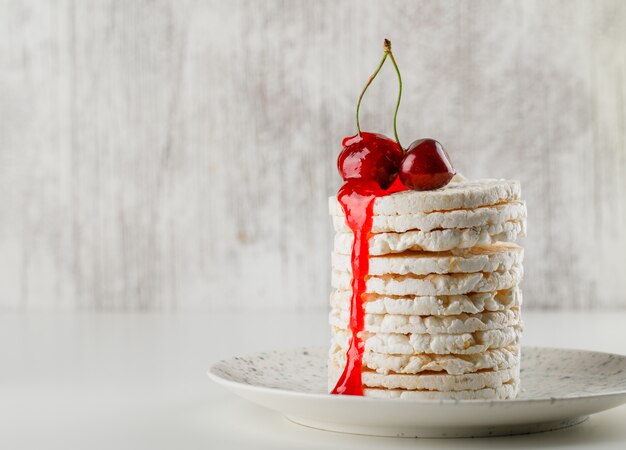 Gâteaux de riz aux cerises et sauce