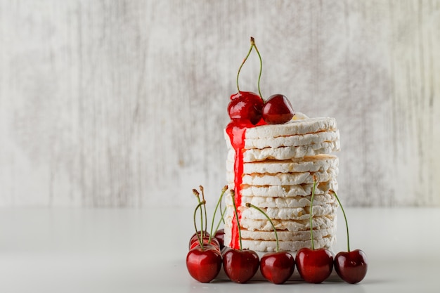 Gâteaux de riz aux cerises et sauce