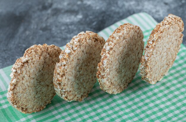 Gâteaux de riz ronds diététiques sur nappe à rayures.