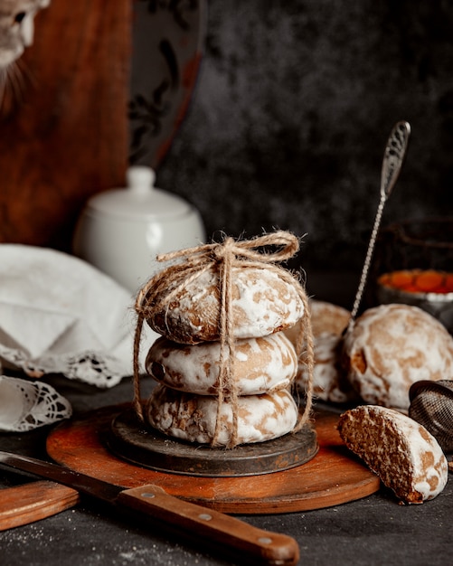 Gâteaux de sucre au miel sur une planche de bois