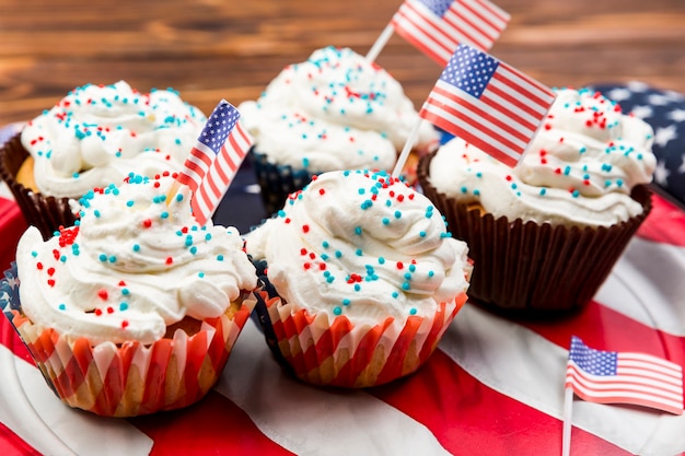 Photo gratuite gâteaux sucrés décorés sur drapeau américain