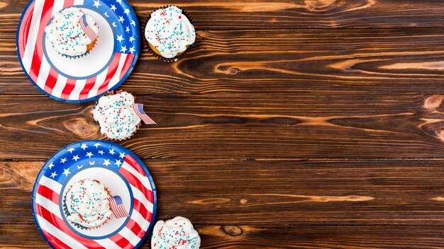 Gâteaux sucrés drapeaux américains sur assiettes