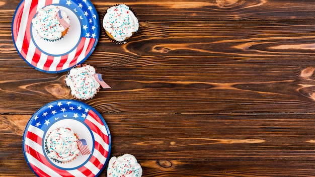 Gâteaux sucrés drapeaux américains sur assiettes