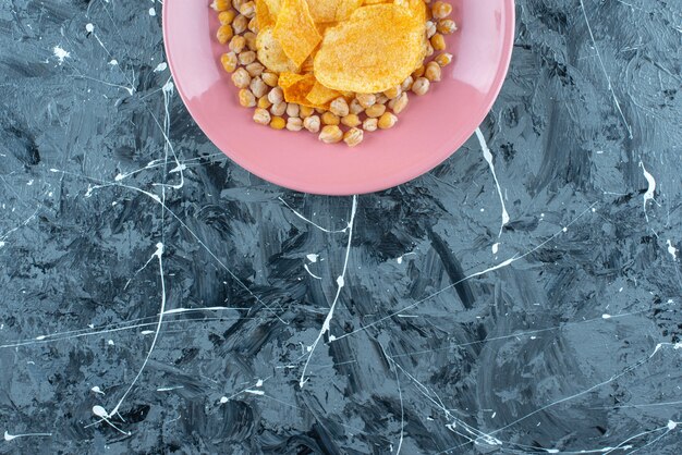 Gâteaux sucrés sur plaque de bois sur une texture , sur la table bleue.