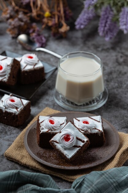 Gâteaux à la vanille et chocolat coupés en magnifiques pièces décoratives.