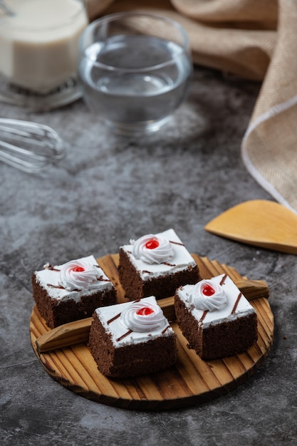 Gâteaux à la vanille et chocolat coupés en magnifiques pièces décoratives.