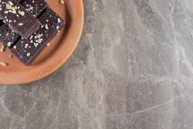 Gaufre au chocolat sur une plaque d'argile sur marbre.