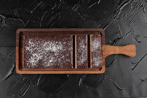 Gaufre au chocolat sur un plateau en bois.