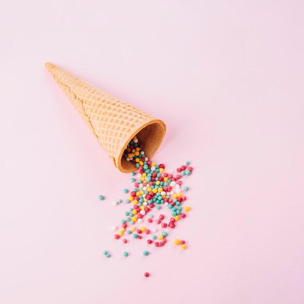 Gaufre cône avec des paillettes colorées