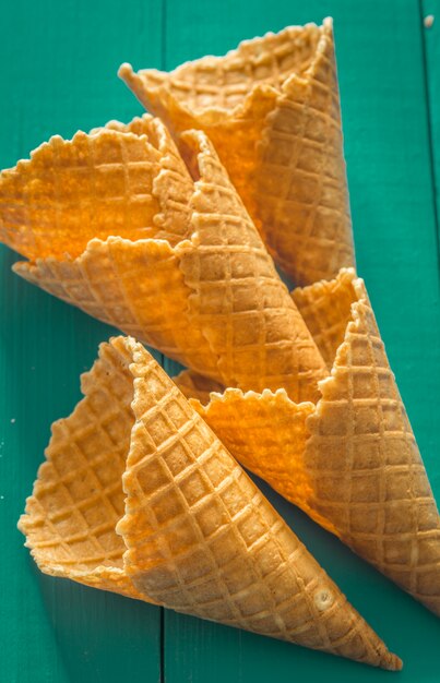 Gaufre Coupe de glace dans un bois élégant