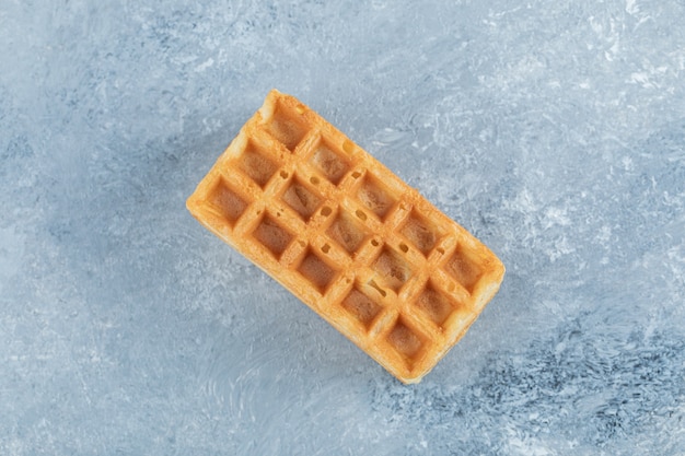 Photo gratuite gaufre sucrée unique sur fond de marbre.