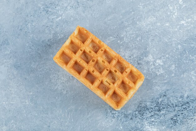 Gaufre sucrée unique sur fond de marbre.