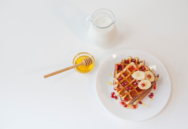 Gaufre vue de dessus avec du miel et du lait