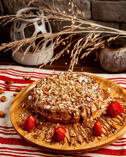 Gaufres aux fraises au chocolat et aux noix vue de côté