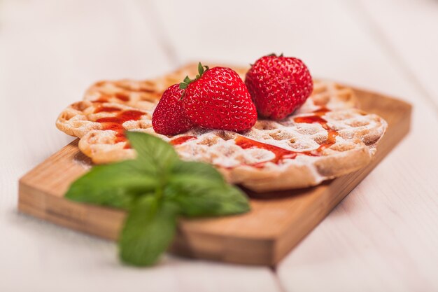 Gaufres aux fraises sur planche de bois