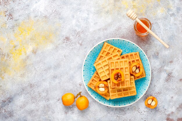 Gaufres belges carrées aux fruits de nèfle et au miel.