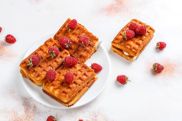 Gaufres belges à la crème et aux framboises fraîches.