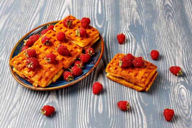 Gaufres belges à la crème et aux framboises fraîches.