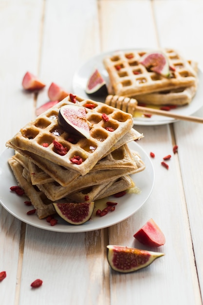 Gaufres Belges Et Fruits De Figues Servis Dans Une Assiette Blanche Avec Une Louche De Miel Sur Une Table En Bois