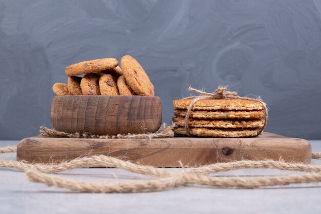 Gaufres et bol de cookies sur tableau blanc. Photo de haute qualité