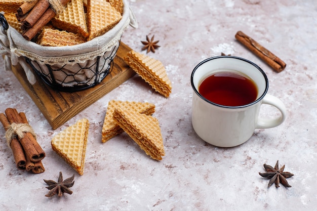 Photo gratuite gaufres à la cannelle sur table en béton gris, vue du dessus