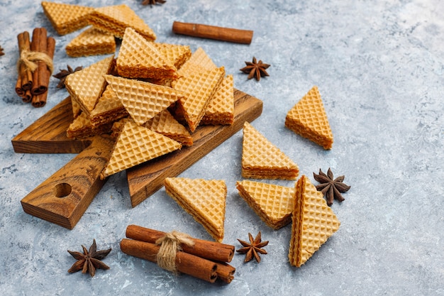 Photo gratuite gaufres à la cannelle sur table en béton gris, vue du dessus