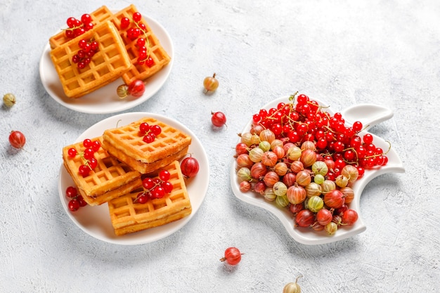 Gaufres carrées belges aux fruits de nèfle et miel