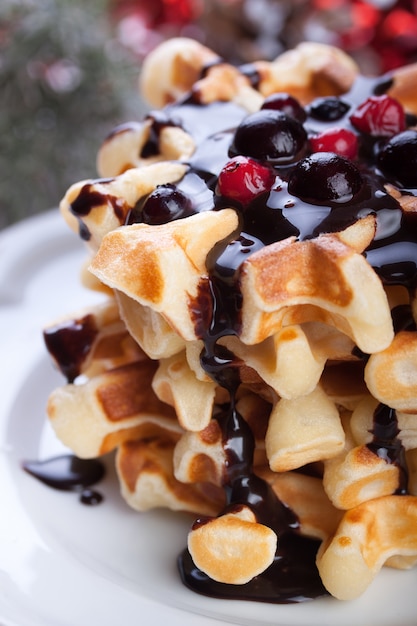 Photo gratuite gaufres avec du sirop de chocolat