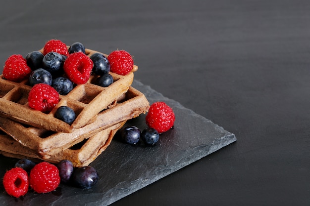 Gaufres à la framboise et aux myrtilles