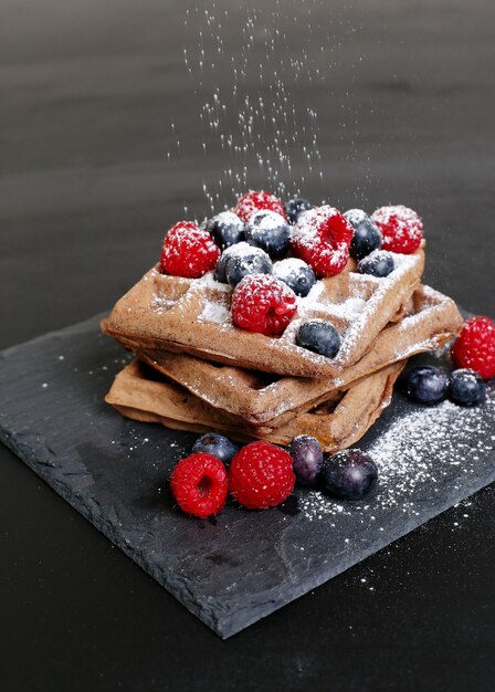 Gaufres à la framboise et aux myrtilles