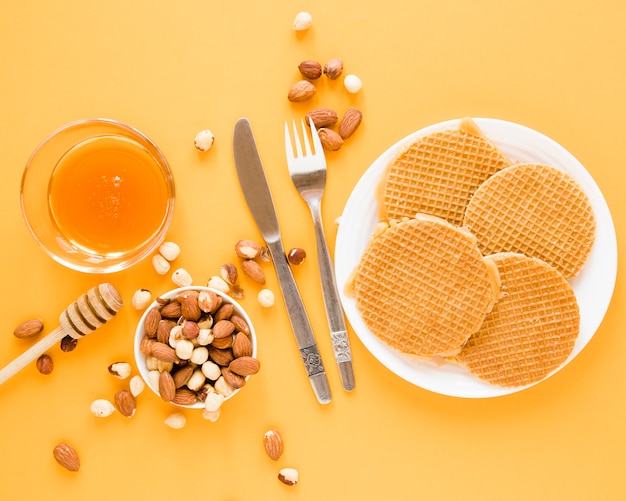 Gaufres avec miel et mélange de noix