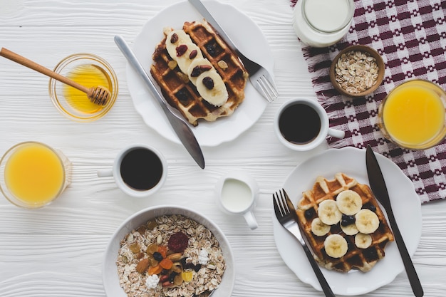 Photo gratuite gaufres près d'autres aliments de petit déjeuner