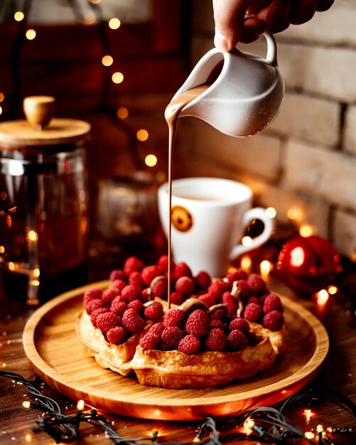 Gaufrettes françaises aux framboises saupoudrées de chocolat fondu