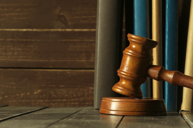 Gavel avec des livres sur le vieux bureau en bois