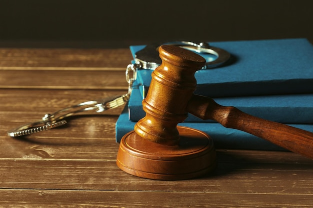 Gavel avec des livres sur le vieux bureau en bois