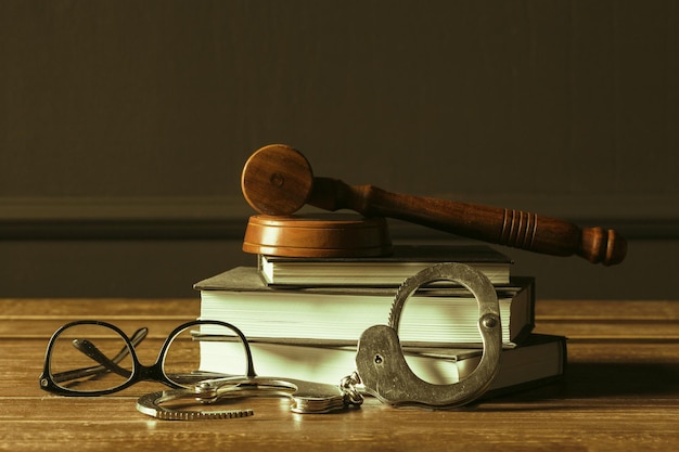 Gavel avec des livres sur le vieux bureau en bois