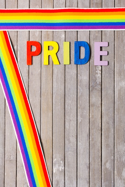 Gay pride avec des rubans aux couleurs de l'arc-en-ciel