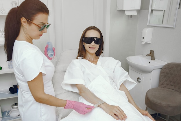 Gel pour laser sur la peau d'une femme