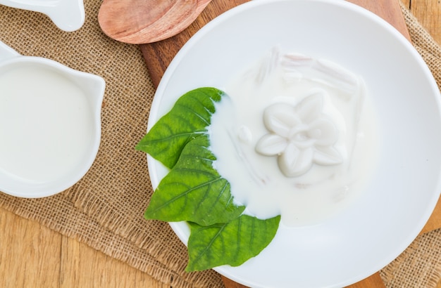 Photo gratuite gelée de coco et lait de coco