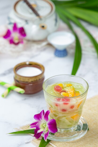 Gelée de farine de riz au lait de coco sucré.